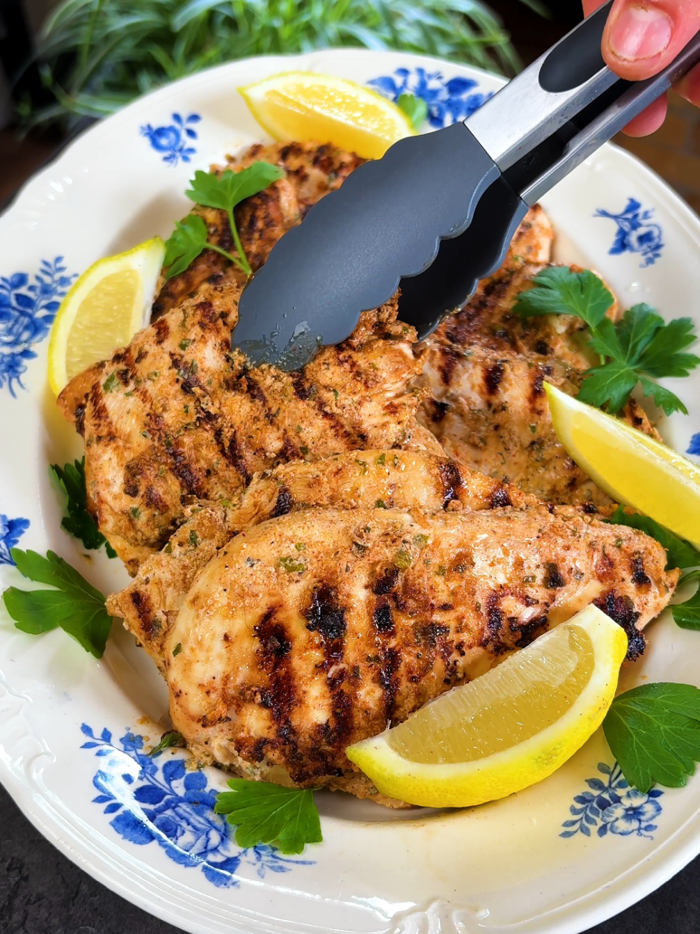 Eat or Pass?🤤 Looking for a marinade for your next barbecue? Or just a delicious meat meal to cook with vegetables? I got your back!😍 This yogurt marinated chicken is an absolute banger! The marinade makes the chicken sooooo tender, it's delicious, tasty and healthy!✨ Could it be better? This homemade marinade will take your chicken to the next level, trust me!  Calories : 149 kcal Protein : 14g Carbs : 5g Fat : 8g Let me know if you like it🥰 The full recipe is in my Healthy & Happy Cookbook, link in bio!🔗 Love,  James❤️ #chicken #delicious #tasty #creamy #FoodLover 