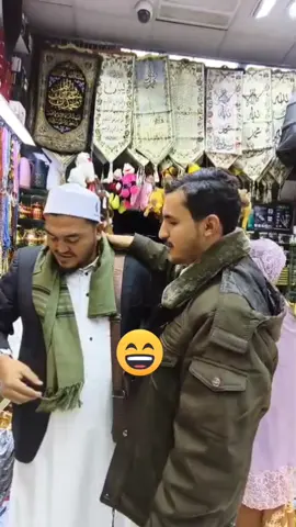 Siapa yang kenal sama orang Ini di Madinah 🤣? #mekkahalmukarramahtravel #arabianstoreuleegle #dayahhadiqatululumalayman #fyp #viralvideo 
