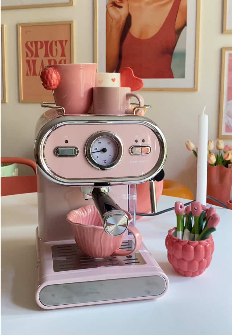🩷☕️ ESPRESSO MACHINE UNBOXING ☕️🩷 J’ai reçu cette machine à espresso (et son moule à cake assorti 🧁) de la collection SilverCrest qui sera dispo chez Lidl à partir du 28 août 🗓️ J’ai évidemment choisi le modèle rose (pour varier un peu 🤡), mais la gamme existe aussi en vert amande 💚 et en gris nuage ☁️  J’avais peur de ne pas réussir à utiliser ce genre de machine mais au final je l’ai testée ce matin, et c’est super simple ! ☕️🥹 Vous avez déjà essayé ? Vous utilisez quel genre de machine chez vous ? 👀 (Produit offert 💕) . . . . . Dopamine decor • eclectic home • memphis • post modern • danish pastel • inspiring interior • creative space • food decor • funky home • ikea • colorful interior • maximalism • home design • decoration • home tour • apartment decor • pastel decor • aesthetic • coffee maker • lidl coffee machine  #coffeemaker #espressomachine #silvercrest #lidl #pastelkitchen @Lidl France 