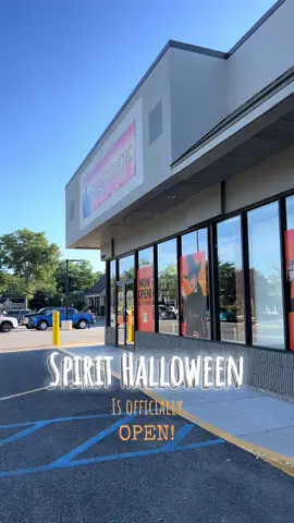 The Spirit Halloween stores are officially opening up this week! Open locations: Centereach, Massapequa, Bethpage, Hicksville, and East Meadow! Open until 8pm! #halloween #spirithalloween #animatronics #shop #longisland @Spirit Halloween 