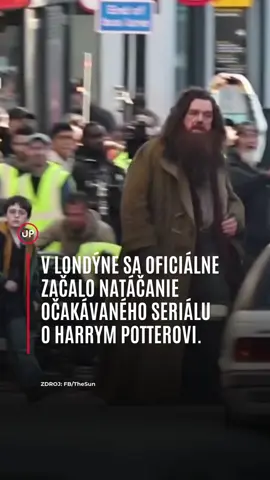 Natáčanie nového seriálu o Harrym Potterovi je v plnom prúde. Ulice Londýna zaplnil filmový štáb a herci HBO. Doprava sa na chvíľu zastavila, keď sa na Borough High Street objavil Nick Frost ako Hagrid, týčiaci sa nad mladým Dominicom McLaughlinom, predstaviteľom Harryho Pottera. Seriál bol oficiálne ohlásený už v apríli 2023 a teraz fanúšikovia konečne spoznali hlavných hrdinov. Hermionu si zahrá Arabella Stanton a Rona Alastair Stout. V pôvodných filmoch stvárnil Hagrida nezabudnuteľný, dnes už zosnulý Robbie Coltrane, ktorého fanúšikovia budú navždy spájať s touto ikonickou rolou. Premiéra je naplánovaná na rok 2027 a sľubuje nový pohľad na čarodejnícky svet J.K. Rowlingovej. Ste zvedaví, ako sa im podarí preniesť kúzla na obrazovky? ZDROJ: FB/TheSun #harrypotter #hagrid #london #jkrowling #serial  