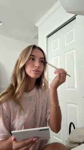 let’s do my makeup for the day #grwm #makeuprut #glowymakeup 