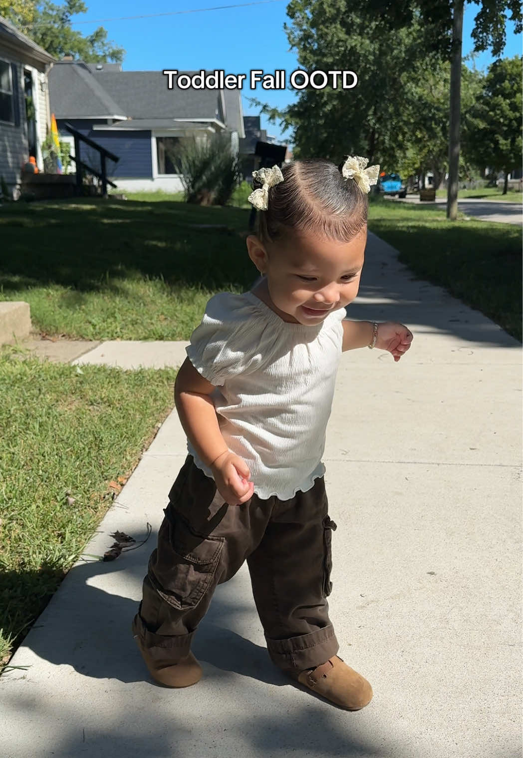 She’s so wobbly 😂🥹🤎 #toddlersoftiktok #toddlerhairstyles #todslerfashion 