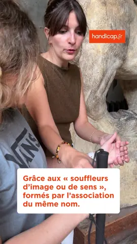 Une femme qui souffle ce qu’elle voit à l’oreille de l’autre, malvoyante. Grâce à l’association Souffleurs de sens, des duos comme celui de Justine et d’Aliénor redonnent une place aux publics empêchés dans les lieux culturels. Reportage 🎬 #Souffleursdesens #Souffleursdimages #Inclusion #Accessibilité #LieuxCulturels #MuséeBourdelle #Paris