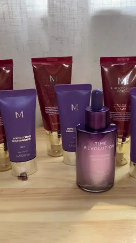 ✨ Llegó belleza en caja ✨ Gracias  @missha.official    por consentirme con estos must-haves 💜 K-Beauty que enamora 💜 La calidad de Missha nunca falla, lista para probar cada uno de estos tesoros. 💜 Perfect Cover BB Cream 	•	✔️ Cobertura natural y ligera 	•	✔️ Protege con SPF 42 	•	✔️ Hidrata mientras maquilla 	•	✔️ Unifica el tono de la piel 	•	✔️ Acabado flawless todo el día 🌙 Time Revolution Night Repair (Ampoule / Cream) 	•	🌙 Repara la piel durante la noche 	•	✨ Aporta firmeza y elasticidad 	•	💧 Hidrata intensamente 	•	🌸 Reduce signos de cansancio 	•	🌟 Piel radiante al despertar #KBeautyMustHave #MisshaMagic #GlowingSkinGoals #BBcreamLovers #SkincareThatWorks