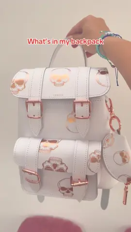 What’s in my backpack 🎒 the baby II white rose gold skulls backpack #white #skulls #whatsinmybag #grafea #fashion @Grafea 
