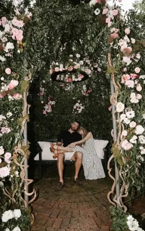 OH MY GOD EVERYONE STOP #taylorswift #traviskelce #engaged #fyp #foryoupage 