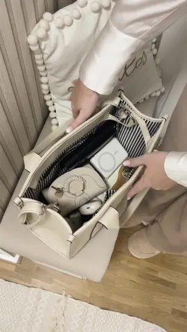 Anzeige – Amazon Handtaschen Must-Haves, die in keiner Tasche fehlen dürfen 😍  Was darf in deiner Handtasche auf keinen Fall fehlen? 👜💄 ➡️ alle Produkte sind in meinem Profil verlinkt.  Ich nutze im Alltag am liebsten größere Taschen, denn ich bin ein overpack und hab immer alles mögliche dabei. Dadurch fliegt aber leider oft alles wild durcheinander 🙈. Deswegen war ein Handtaschen-Organizer ein echtes Gamechanger-Upgrade: So viel Platz, so viele Unterteilungen und endlich Ordnung in meiner Tasche! ✨ Darin verstaut sind meine kompakte, aber super starke Powerbank (lädt mein Handy 3–4x komplett 🙌), meine In-Ear-Kopfhörer, ein kleines Handtaschenlicht (schon so oft nützlich!) und natürlich die Basics: eine schmale Wasserflasche, Handdesinfektion & Sonnenbrille. 🥰 Perfekt organisiert und immer alles griffbereit – so liebe ich’s! ❤️ #amazonfinds #amazonmusthaves #amazondeals #handtaschenliebe #handtascheninspo           