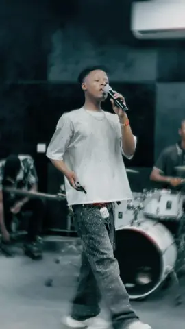 TANGU MUNGU AMENIFUNGUA NA KUNIONYESHA KIPAJI CHANGU CHA KUIMBA 🎤🙌 NIMEKUWA NIKITAMANI SIKU MOJA NA MMI NISIMAME MAHALI AMBAPO WATU WAMEKUJA KWA AJIRI YANGU NA KUNISILIZIA MIMI🥹 NA MI NIWAPE ZAIDI YA KILE WALICHOTARAJIA… Namshkuru sana MUNGU kwani amelifanikisha hilo kwa ukuubwa sanaa.!🙏🙌   Na Kwa Heshima Kubwa sana Nawashukuru watu woote Mlionipokea 🙌🥹🙏  LEO NAWAALIKA RASMI KWENYE EVENT YAANGUU YA LIVE PERFORMANCES “SONIC SALUH”  Ambayo MUNGU akinipa kibali nitakuwa naifanya kiilaa mwezi kwa kushirikisha watu wanaopeenda Live performances zenye Hadhi ya Juu kabiisaa🔥  Asante sana mama@Rita Paulsen kwa kunifungulia Dunia❤️🙏 “ SONIC SALUH SEASON 01” Itafanyika Tarehe “07 SEPTEMBA 2025”  JUMAPILI Kuanzia saa 1:00 Jioni Mahali: WARE HOUSE, MASAKI, DAR ES SALAAM HAKUNA KIINGILIO.!  Kwasababu ya kuonyesha Upendo kwa wote wanaonisapoti naomba🙏🥹   NUTAIMBA ZILE NYIMBO KAALI SANA ZA ZAMANI NA ZA SASA KWA MTINDO WA KIPEKEE KABISAAA🔥🔥🔥 NA KWA MARA YA KWANZA NITAZIPIGA NYIMBO ZANGU HAPO KWA LIVE BAND KABIISAA.!!😊   NAWAKARIBISHA SANA NDUGU ZANGU🙏 na NAWAOMBA SANA MNI SUPPORT KATIKA HILI.  . . . #sonicsaluh #huyelee #saluh #liveperformance #mzikimtamu 