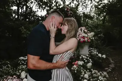 HE KNELT TO THE GROUND AND PULLED OUT A RING ✨ 💍🫶🏻 American singer-songwriter Taylor Swift is engaged to her NFL star boyfriend, Travis Kelce. Taylor surprised her fans and shared the happy news on Instagram on Wednesday (PH Time), with the caption 