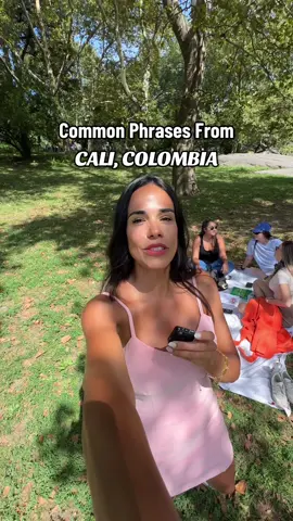 Uy qué biszocho (what a hottie) Mirá ve (hey/ okay so…) Tirémonos un paso (Let’s dance) Vamos a darnos un borondo (Let’s go out/chill) #ColombianSlang #spanishconale 