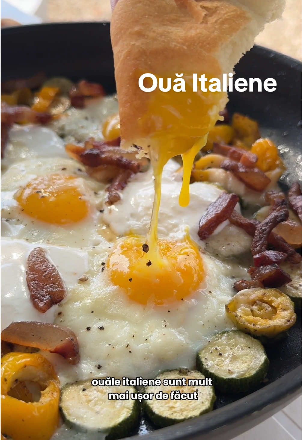 Ouăle italiene sunt mult mai ușor de făcut decât cele românești și sunt extraordinare! 🤤🤤🤤 Ingrediente  50 grame guanciale  1 ardei  1 zucchini  3-4 ouă (la alegere)  Parmezan (după gust) Stracciatella (după gust) Sare și piper (după gust)  #retete #reteteusoare #retetesimple #micdejun #italia 