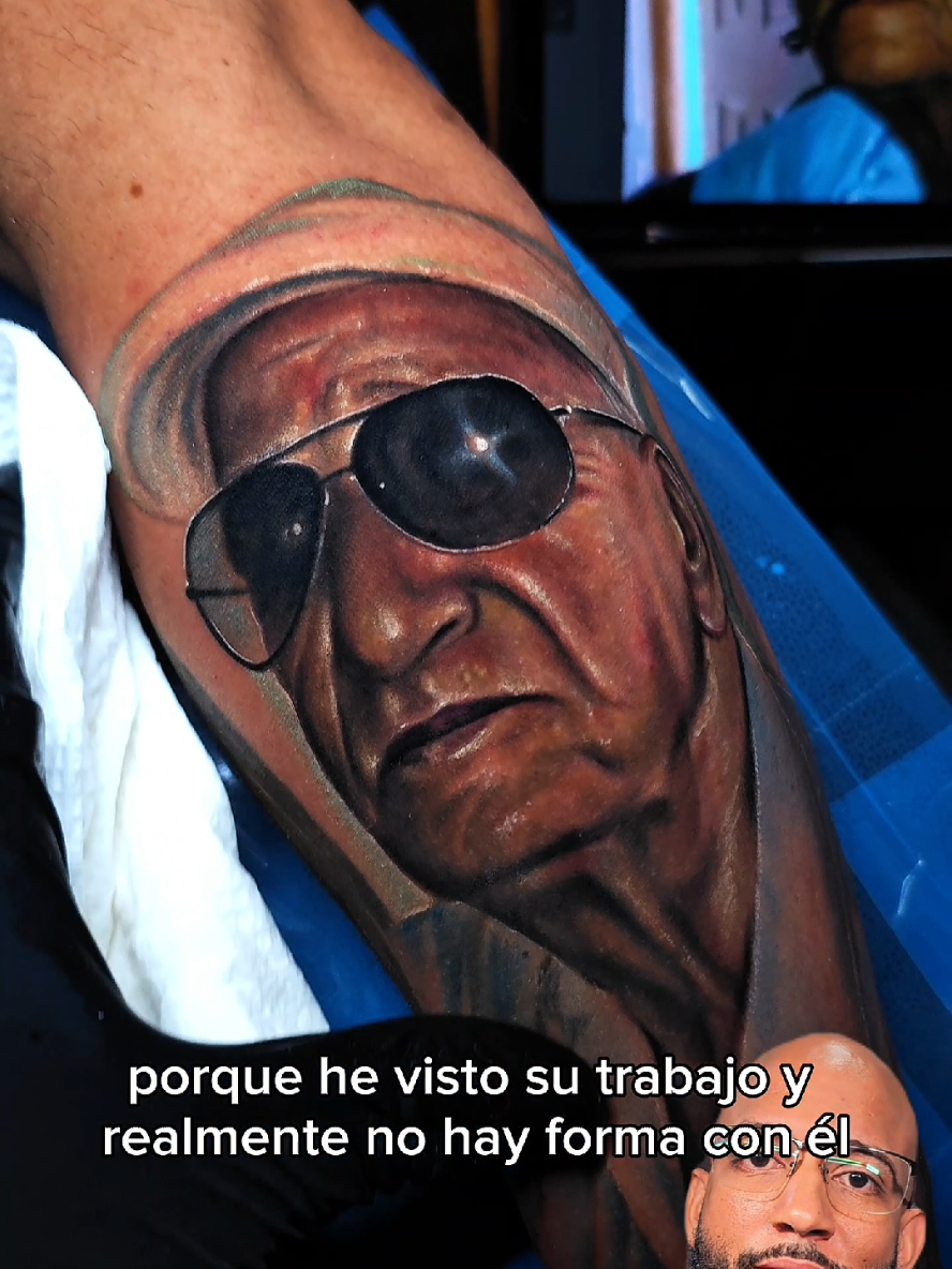 De gris a color 😍, seguimos brindando calidad. ¿Y tu de quien te tatuarias un retrato? #portrait #tattoo 