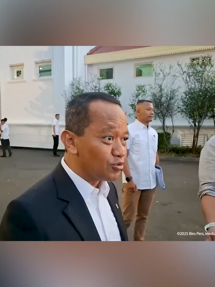 Menteri ESDM Bahlil Memastikan Mulai 2026 Pembelian LPG 3kg Harus Pakai NIK Menteri ESDM Bahlil Lahadalia usai rapat terbatas di Istana Kepresidenan, Jakarta, Senin (25/8/2025), memastikan bahwa pembelian LPG 3kg atau gas melon mulai tahun 2026 harus menggunakan Nomor Induk Kependudukan (NIK). Menurut Bahlil, teknis detail terkait syarat pembelian gas melon masih diatur, termasuk penggunaan KTP sebagai salah satu syaratnya. #IDNTimes #IDNTimesNews #tiktokberita #tiktoknews #IDNTimes_na
