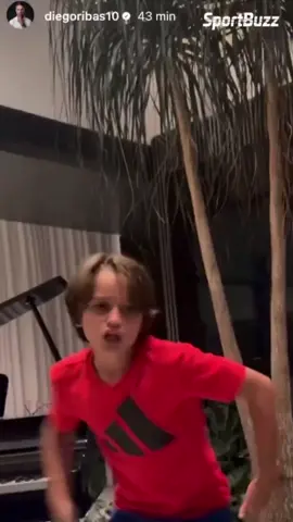 TALENTO PURO! 😍👏🏼 O filho do Diego Ribas deu show e encantou os seguidores ao cantar Michael Jackson. 📽 Reprodução/Instagram/@diegoribas10 #diegoribas #michaeljackson #musica #futebol