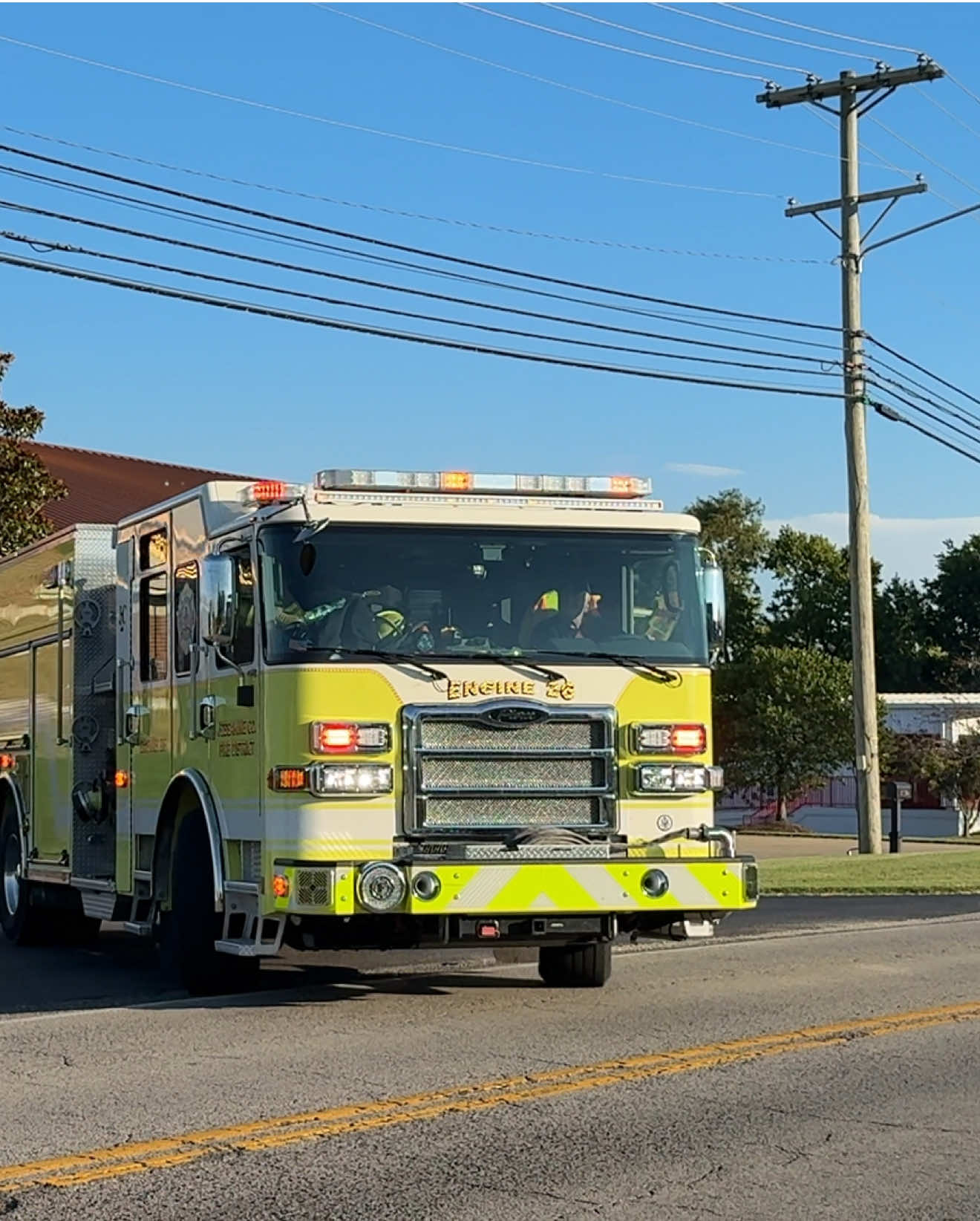26 Screaming To A Working Commercial Fire 🔥🤙🏻 #kentucky #firetruck #firefighter #structurefire #code3response 