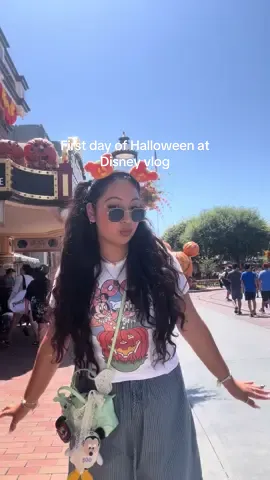 First day of Halloween🎃  • #disneyland #halloweenatdisney #spookyseason #thisishalloween #spookytreats 
