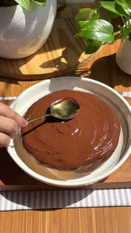 BOLO DE CENOURA FIT 🥕 Bolo de cenoura pra poder comer sem culpa, fica uma delícia e é super fácil de fazer! Ingredientes: 3 ovos 100ml de leite desnatado 40ml de óleo de coco ou azeite 80g de adoçante  1 xícara e 1/2 de farinha de aveia 1 colher de sopa de fermento 80g de chocolate amargo derretido para a cobertura Faz aí e depois me conta o que achou, beijooo ❤️ . . . #receita #fit #bolodecenoura #morandosozinha 