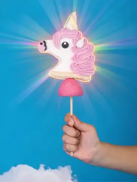Qui n’a pas encore essayé notre délicieuse brochette licorne ?? 🦄   C’est le moment car c’est fait main et les stocks sont limités ❣️🍭