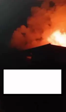 Kesal Tak Dikasih Uang Rp 200 Ribu, Pemuda Purbalingga Bakar Rumah Ortu Purbalingga - Seorang pemuda berinisial MA (27) warga Dusun Dawuhan, Desa Pakuncen, Kecamatan Bobotsari,Purbalingga, diamankan polisi. MA diduga membakar rumah milik orang tuanya lantaran kesal tidak dikasih uang Rp 200 ribu. Kapolsek Bobotsari, AKP Sarno Ujianto, menjelaskan peristiwa ini terjadi kemarin sekitar pukul 20.00 WIB. Namun hal itu baru dilaporkan selang 45 menit kemudian. 