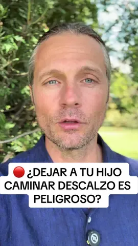 🔴 ¿Dejar a tu hijo caminar descalzo es peligroso… o le da SUPERPODERES? Muchos padres creen que andar descalzo solo trae resfriados o riesgos. Pero la ciencia dice otra cosa 👇 Un estudio reciente (Kim et al., 2024. Barefoot walking improves cognitive ability in adolescents. PMC11211751) mostró que caminar descalzo: ✅ Mejora el flujo sanguíneo cerebral ✅ Disminuye las ondas de estrés en el cerebro ✅ Aumenta las ondas de relajación y concentración En otras palabras: andar descalzo estimula la mente y relaja al cuerpo. ⚠️ Eso sí: cuidado con dejar a los niños descalzos en asfalto caliente, parques con vidrios u objetos invisibles que puedan cortar. Hazlo en lugares seguros (césped, playa, espacios controlados). 👉 La próxima vez que tu hijo se quite los zapatos, no lo veas como un descuido… puede estar dándole a su cerebro un regalo natural. #hijos #familia #padres #madres #neurociencia             