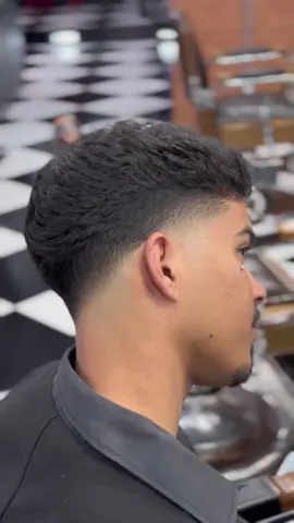 Taper fade em V 🔥 . . . #Fade #Degrade #CorteSocial #CorteMilitar #CorteDisfarçado    