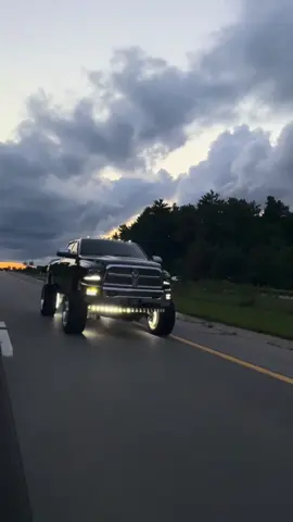 Thanks @lowslosho for the roller #4g #ram2500 #fyp #trucktok #liftedtrucks 