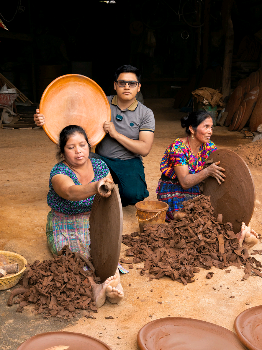 ELABORACIÓN DE COMALES: Más que barro, son saberes ancestrales En la Aldea La Ciénaga, San Raymundo, conocí a verdaderas guardianas de saberes ancestrales: mujeres expertas en la elaboración de comales. Su proceso es único y da vida a uno de los utensilios más significativos de la cocina tradicional.