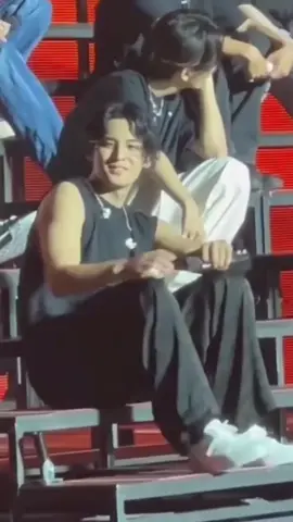 Is this what they mean when guys lean back and lift their hips to adjust their sitting position? PERFECT EXAMPLE #mingyu 