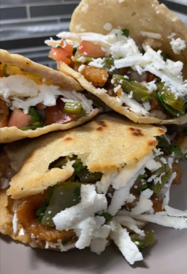 Gorditas de Chicharron🧡 #gorditas #gorditasdemaiz #gorditasdechicharron #nopalitos #nopales #viral #quesofresco #viralvideo #queso #frijoles #fyp #frijolesrefritos #picoso #comidamexicana #mexicanfood #mexican 