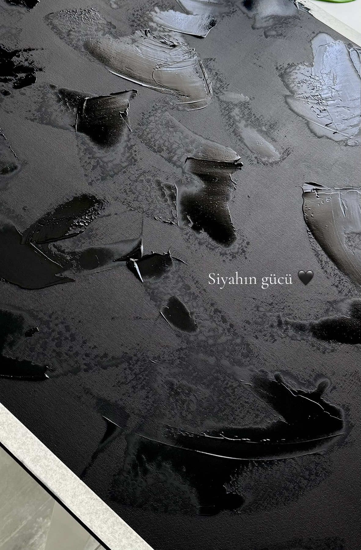 “Minimalizm ve dokunun buluşması 🎨   Siyahın gücünü hissedin…🖤 #ArtTok #TexturedArt #minimalart #Blackart #abstractart #artvideo #artistontiktok #handmadeart #modernart #decorinspo 