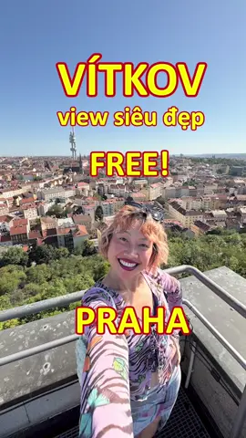 Ahoj cả nhà 😻 Gi In Prague có một view ngắm toàn bộ cảnh thành phố Praha từ trên xuống mà lại hoàn toàn miễn phí nha!  Đó là Đài tưởng niệm quốc gia trên đồi Vítkov, tiếng Séc là Národní Památník na Vítkově. Cả nhà chú ý chọn giầy dép thoải mái, để mình đi bộ leo bậc thang thể dục chút nha :) Ngay lối vào là mộ liệt sỹ vô danh, cùng rất nhiều lá cờ quân đội thuộc nước Tiệp Khắc cũ (Czechoslovakia) đã tham gia trong thế chiến thứ nhất. Đi tiếp bằng thang máy là bạn lên đến sân thượng, không hề mất phí hay phải mua vé gì cả.  Chỉ thêm vài bậc thang nữa thôi, là bạn tha hồ ngắm nhìn thành phố Praha từ khắp bốn phía. Công nhận là view hoành tráng ha cả nhà :) Nếu ai sợ độ cao hoặc thời tiết quá gió thì không nên qua đây.  Gi rất thích cái tháp truyền hình Žižkov (Žižkovská věž) nên là cứ phải selfie cái đã :-) Lúc đi xuống mình rẽ qua sảnh chính, là nơi tổ chức nghi lễ nhận sắc phong hàm tướng của quân đội Séc, do tổng thống đích thân trao cho các tướng, rất là uy nghi phải không cả nhà.  Tượng nữ thần chính nghĩa được trang trọng để phía trên quốc huy nước Séc với dòng chữ „Chính nghĩa luôn chiến thắng“ (Pravda vítězí). Ở đây có một quán cà phê nho nhỏ với phòng trưng bày nghệ thuật. Bạn có thể ngồi ngoài sân nhâm nhi đồ uống và ngắm cảnh Praha rất lãng mạn. Vậy cả nhà nhớ theo dõi Gi In Prague và đón xem địa điểm đi chơi Praha tiếp theo ha, ahoj!  ——— 📸 thợ ảnh cây nhà lá vườn @Tonda Tran  FOTONDA.cz 💓 người mẫu siêu lùn siêu hồn nhiên vô tư @Žaneta Gi Chung chuyên diện 100% thời trang vintage & secondhand ♻️ . . . . 🏷️ #zanetagicz #Giinprague #cuocsongtaisec #nguoiviet #nguoiviettaisec #conghoasec #nguoivietpraha #czechviet #dulichchauau #dulichpraha #traveleurope #vitkov #zizkov #zizkovskavez #praha #vyhlidka #prague #viewpoint 