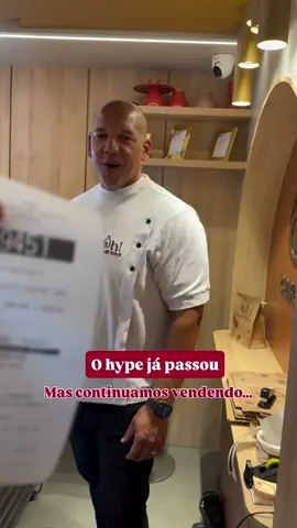 Por aqui, começamos após o hype e mesmo assim os morangos no delivery aumentaram demais nossas vendas! Um produto complementar ao cardápio fixo, só aprender a aplicar estratégias eficazes. Quer aprender essas estratégias? Se sim, comente aqui “morango”. Montamos um curso completo sobre como fazer produtos com morango e bombar seu delivery.