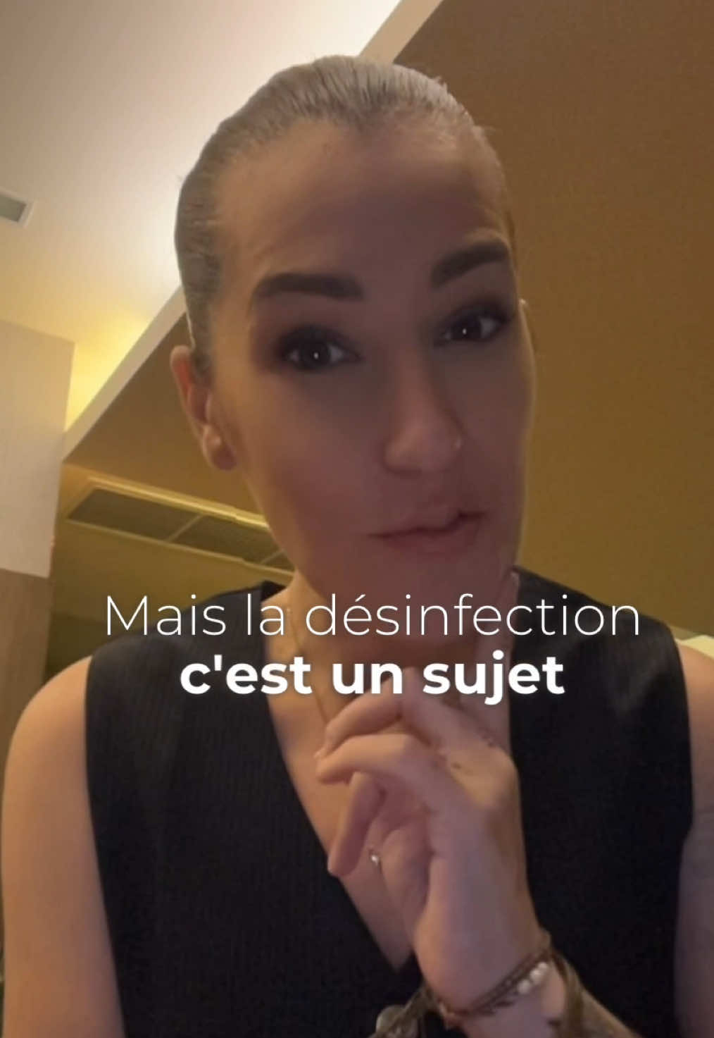 L’HYGIÈNE… la nouvelle génération !!  La stérilisation, OK, mais connaître correctement le protocole, c’est encore mieux. Nettoyage → désinfection → stérilisation → stockage.  1: Nettoyage :  Il faut retirer les résidus,brosser délicatement l’embout pour enlever les poussières et résidus d’ongles. Nettoyer à l’eau savonneuse, plonger l’embout dans de l’eau tiède avec un savon doux j’utilise l’utrason et re brosser si nécessaire pour éliminer les dépôts restants. Rincer soigneusement à l’eau claire.  2: Désinfection Plonger l’embout dans une solution désinfectante homologuée pour le matériel esthétique (norme EN) dans un ultrason.  Respecter le temps de trempage indiqué par le fabricant pour une efficacité maximale.Rincer à l’eau stérile ou déminéralisée (si le produit le demande). Laisser sécher sur une surface propre et désinfectée.  Déjà faire cela est très bien. Pour ma part j’avais un stérilisateur à moins de 100€ acheté sur Amazon, mais je préférais jeter mes embouts quand saignements. Car comme dit les explications en vidéo.  J’appuie ÉNORMÉMENT sur le désinfection car beaucoup trop le font mal ou pas du tout et cela me choque !! Et j’ai voulu appuyer dessus avec ma partie 1 titre ( coup de gueule et j’assume ).  Pour les machines et produits voici ce que je peux recommander :  LP UltraClean Conçu spécialement pour les embouts à ongles et limes électriques (“e-file bits”). Il propose 5 programmes de nettoyage, une puissance ultrasonique de 35 W, et fonctionne avec l’LP Ultra Detergent pour éliminer 99,9 % des bactéries et une désinfection complète.  Promed UC-50 Appareil à ultrasons populaire dans les salons d’ongle. Il est reconnu pour son efficacité à maintenir un matériel propre. PELCAS CDS-200A Nettoyeur ultrasonique professionnel avec fréquence jusqu’à 42 kHz, 5 cycles de temporisation réglables et cuve en acier inoxydable amovible. Ultrasonic cleaner (NashlyNails) Modèle simple à utiliser, doté d’un minuteur réglable, panier amovible, capacité d’environ 600 ml, conçu pour les embouts de perceuse à ongles et outils de manucure.  Et niveau produit voici les marques que je recommande :  Lucas-Cide Très prisé dans le milieu de la manucure, ce désinfectant permet à la fois un nettoyage efficace et une désinfection fiable.  Laboratoires Anios Entreprise française spécialisée en solutions d’hygiène et désinfection professionnelle. Certains de leurs produits, comme les désinfectants de haut niveau, peuvent convenir à un usage esthétique, notamment pour une pré-désinfection avant stérilisation . Virkon S Un désinfectant en poudre à large spectre (bactéricide, fongicide, virucide), biodégradable, souvent utilisé pour la désinfection d’outils et surfaces contaminés. On l’émploie en trempage selon dilution recommandée.  Merci 🙏🏼 beaucoup d’avoir tous lu. SI TU PEUX PARTAGER OU REPUBLIER ET COMMENTER cela va énormément m’aider. Et n’hésite pas à t’abonner pour la suite des débat. #pourtoii #ongle #nails #paris #hygiene 