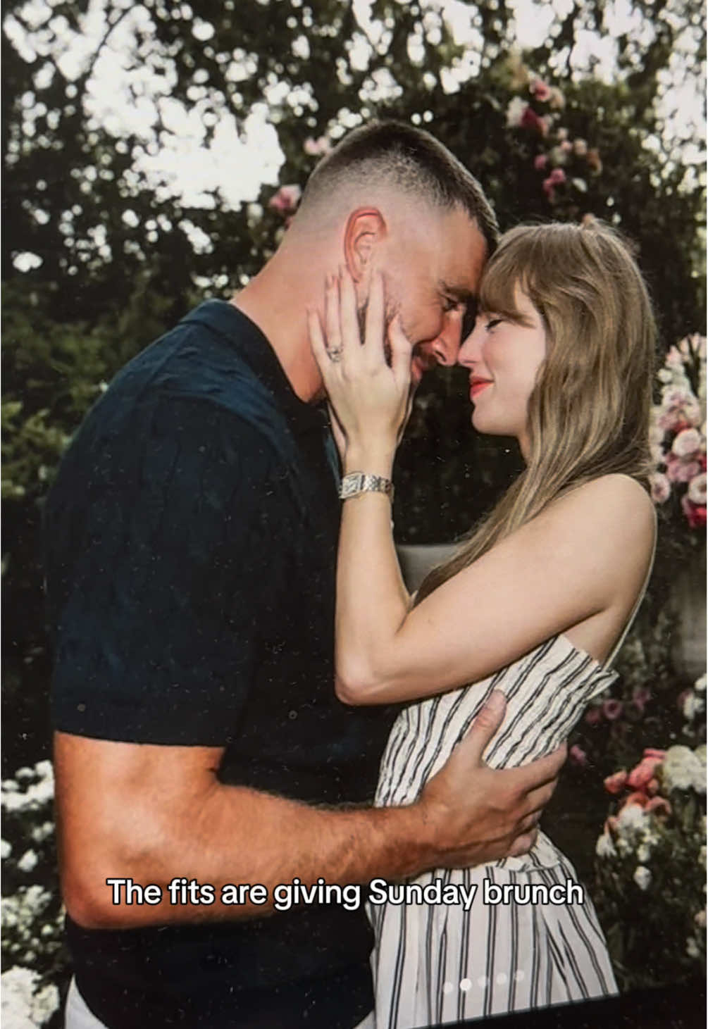 TAYLOR SWIFT AND TRAVIS ARE ENGAGED 😱 #taylorswift #fyp #traviskelce #engaged #engagement #omg #funny #married #Love #wedding #reaction #viral #new #breakingnews #thelifeofashowgirl #showgirl #music #newmusic #pop #popstar #america #royalty #famous #rich #celebrity #celebrities 