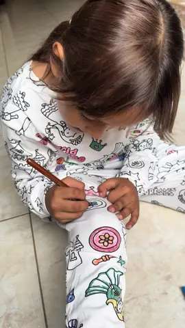 Este fue el mejor regalo que le pude dar a mi hija 🖍️🎨 consíguela en coloreamepijamas.com