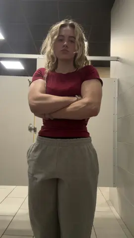 back & bis at 10pm #bodybuilding #GymTok 