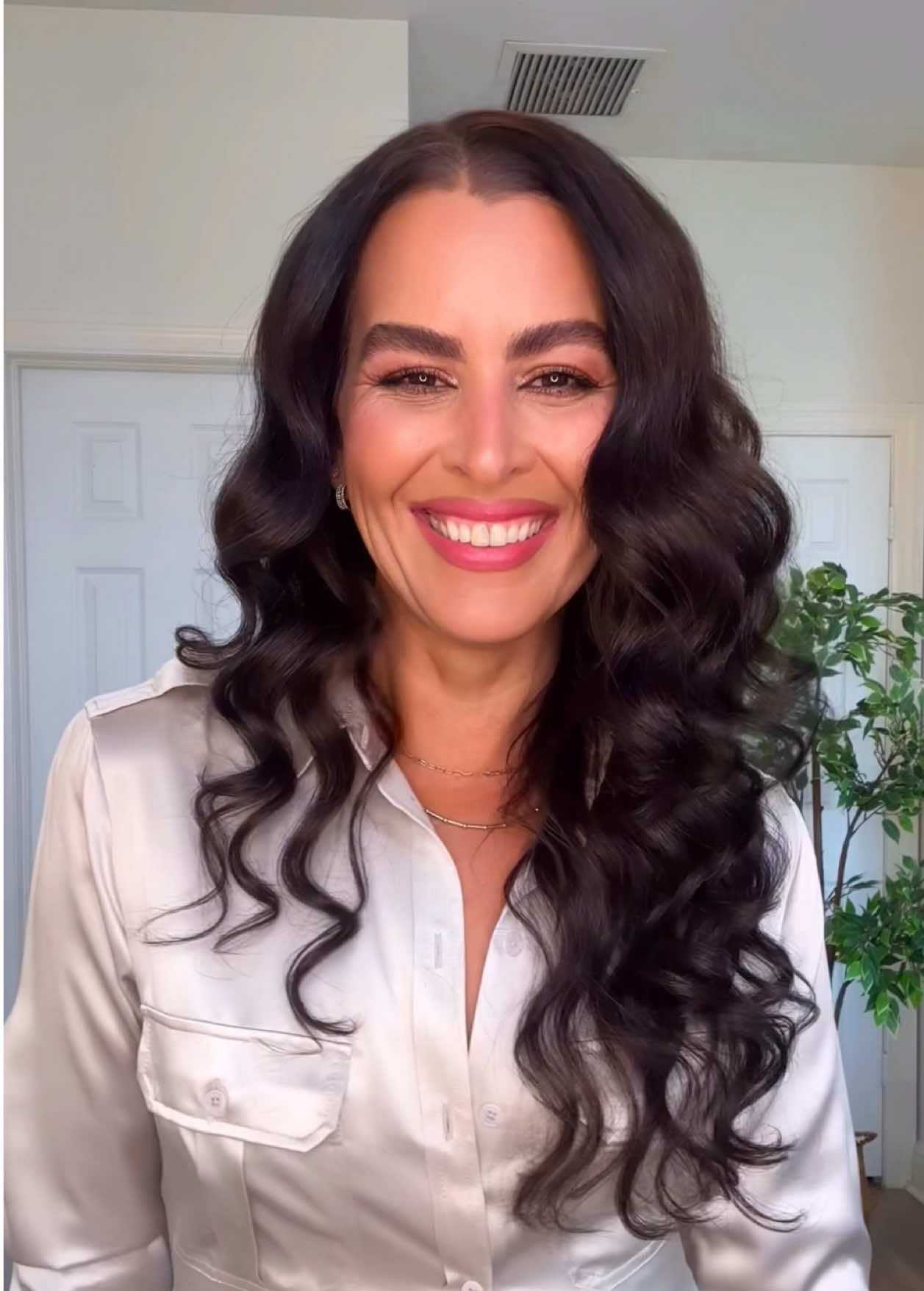 The fastest and easiest way to color your hair with @loréal paris usa Colorsonic! I’ve been using it for months! With a 5 minute application and a beautiful seamless color. Get yours at Target today!  #lorealparispartner #lorealparishaircolor #colorsonic #haircolor 