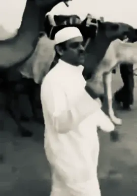 يومها بين إيديني والغلا عادي  و يوم قفت تفجر حبها فيني  كنها حطت التوقيت بفؤادي  لا مشت حبها يفجر شراييني قبل تقفي وأنا متماسك هادي  وعقبهآ ضاق كل الكون في عيني  غلطتي كنت مترآهي ومتمآدي #حمد_السعيد #B 