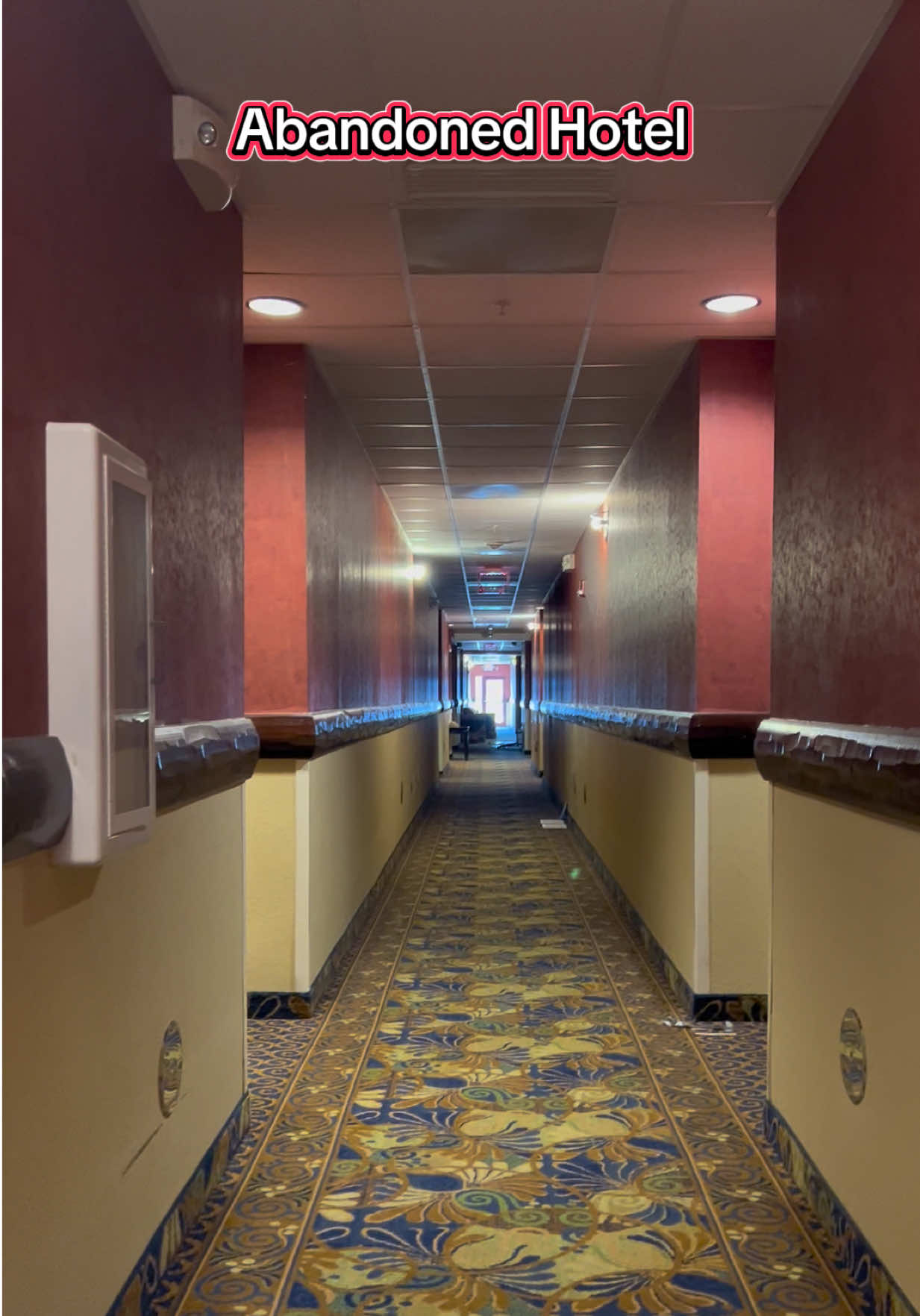 Abandoned hotel! 🤩