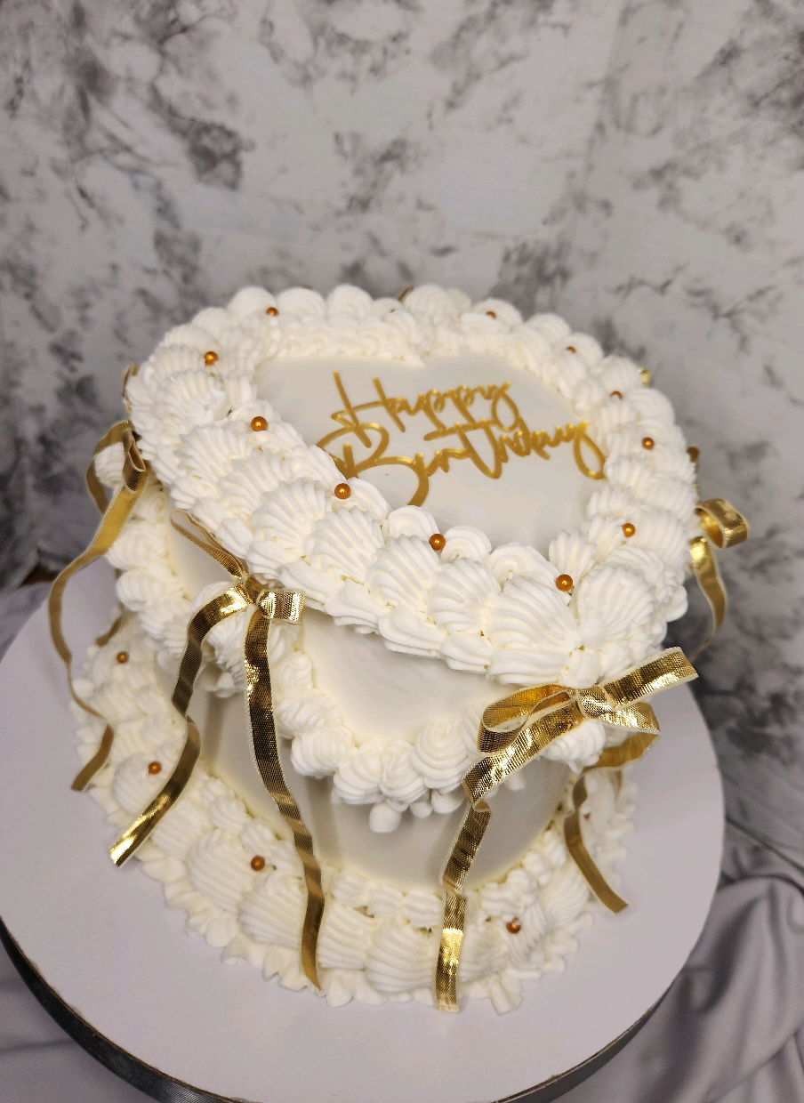 This sound is all over my fyp so I had to use it! not as fancy as other traditions but I think it came out great. #creatorsearchinsights #elpaso #sweetcreationbyalex #homebaker #CakeDecorating 