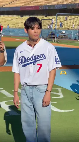 Taehyung sabe como matar o Army de amores 🥹💜 . . #TaehyungxMLB #VCeremonialFirstPitch 