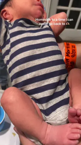 The first time both my words collided 🫶🏻 #babiesoftiktok #brotherhood #momlife #fypage #relatable #newborn #firsttimemeeting #2ndtimemom #takemeback #myloves 
