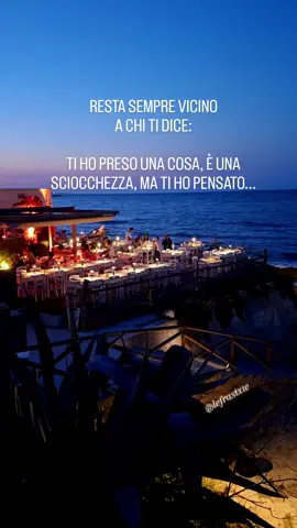 C'è chi trova la sua famiglia nel suo gruppo di amici. ❤️ Tagga la persona che ha reso la tua vita più luminosa! #frasi #amici #amicizia #frasimotivazionali #frasitumblr 