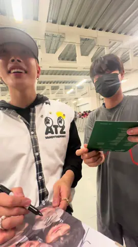 its okay hongjoong i am happily broke for u homie :) #ateezinmexico #ateez #hongjoong #kpopfyp #sendoff 