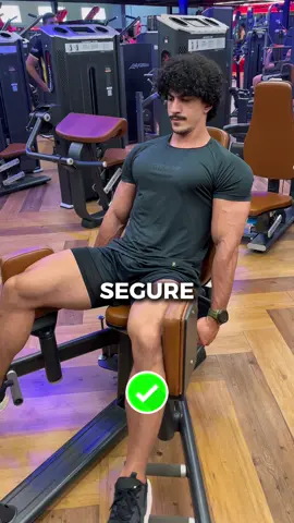 Se fizer assim, vai sentir a diferença! 👇 Já fez esse exercício e parece que não treinou nada? Então faça dessa forma: ✅ Coloque uma carga mediana, nem muito leve para fazer 20 e nem muito pesada para fazer 8, deixe em um peso na faixa de 10 a 15. ✅ Em todos os movimentos você levará a carga, sem tranco, e segurar na isometria por um período bem curto como mostro no vídeo.  ✅ Lembra de manter a posição correta no exercício conforme também é mostrado!  ✅ Ficou difícil de segurar? Aumenta a velocidade e faça até a falha  ✅ Pode seguir a quantidade de séries que você já faz, esse método aumentará o tempo de tensão e não diretamente no volume de treino Não deixe de enviar para aquela pessoa que vai treinar glúteo ainda essa semana! #treino #musculação #academia #treinodeperna #treinodegluteos