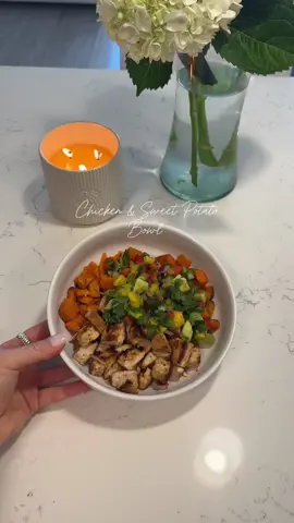 I’m not one to usually like sweet/salty together but this was one of the most flavorful bowls I’ve ever made, I never have tried mango with something like this — it is the perfect balance of flavors! So vibrant, fresh & the perfect kick! recipe is: @Life_withKarina🌻  — #mealprep #cooking #healthyrecipes #antiinflammatory #recipes 
