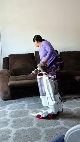 Mi sofá necesita una limpieza profunda #DailyRoutine #rutinadiaria #amadecasa #deepcleaning #momlife @Nicole Blogs 
