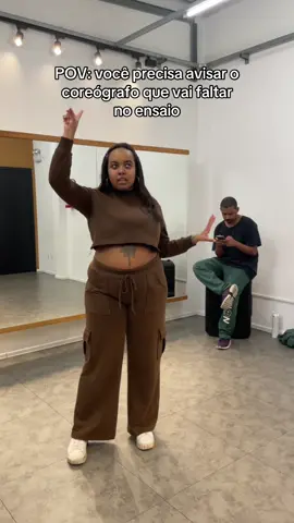 A gente até tenta, mas já vai pedir toda se tremendo kkkkkk  @Vinicius Andrade amamos você 🤎 #meme #dança #grupodedança #coreografo #crew 