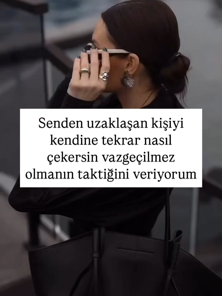 İz bırakan ol… Senden uzaklaşan veya ayrılmak isteyen kişiye bu 5 şeyi yaparsanız hem vazgeçilmez olursunuz hemde tekrar kendinize çekebilirsiniz.💫 1) Onun özgürlüğüne engel olmamanız, aksine saygı duyduğunuzu ifade etmeniz çok önemli. ✨Eğer ona sınırlar koymaya çalışırsanız, aklında bir kere karar kılmışsa, ne yaparsanız yapın gitmeye kararlıdır; bu yüzden özgür bırakın. 2) Yalvaran veya duygusal konuşmalardan kaçının; karşısında gözyaşı dökmeyin. ✨Eğer yalvarırsanız veya ağlarsanız, “sensiz yapamam” mesajını iletişim kurarsınız; bu tür bir yaklaşım çok doğru değildir. 3) Ona açıkça, birlikte mutlu olduğunuzu, bu ilişki için pişmanlık duymadığınızı, ancak artık her iki tarafın da mutlu olması gerektiğini belirtin. ✨Bu noktada iletmek istediğiniz mesaj: “Geçmişte mutluyduk, belki tekrar mutlu olabiliriz.” 4) Eğer kararı değişirse ve geri dönmek isterse, sizi arayabileceğini söyleyin ve bu konuda güven aşılayın; ancak asla arayan veya yazan kişi siz olmayın. ✨Eğer sizinle hemen iletişime geçerse ve adım atarsa, geçmişi açmadan ve yaşananları sorgulamadan içtenlikle konuşmaya devam edin. 5) Eğer sizinle iletişime geçmezse, hayatınıza kaldığınız yerden onsuz mutlu bir şekilde devam edin; ve onsuz da mutlu olabileceğinizi ona gösterin. ✨Unutmayın, kimse depresif veya mutsuz birini geri çekilmeye teşvik etmez; bu yüzden mutlu olmasanız bile rol yaparak ilgisini çekebilirsiniz. • Dikkat çekmeye çalışırken aşırıya kaçmaktan veya kıskandırmaya çalışmaktan kaçının; bu durum kişiden kişiye değişir, ancak dozu kaçırmaktan kaçının. 💁🏻‍♀️ Bu arada eğer artık beklemekten yorulduysan, daha fazla bekleyemem diyorsan, 4 gece içerisinde kesin ve olumlu sonuç veren Geri döndürme ve Bağlama Ritüelim için benimle DM üzerinden iletişime geçebilirsiniz 🌞 #erildişilkonuşturma #tarotokuyucusu #ilişkişifalandırma #astrolojiyorumu #erildişilenerji #tarotokuma #falcinizazraa #aklımdakikişi #danışmanlık #tarotaçılımı #kahvefalı #ritüeller #ilişkikoçu #erilenerjini #aklımdakikişitarotkeşfet #tarotdanışmanlığı #tarotfalı #spiritüeldanışmanlık #falci